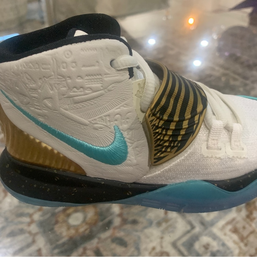 Nike Kyries 10.5 kids